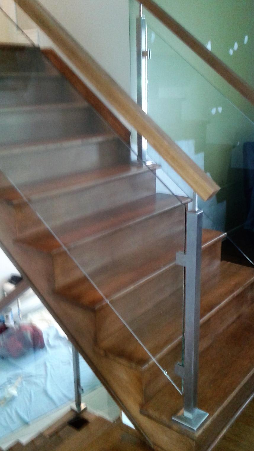 Escalier en erable avec rampe en verre